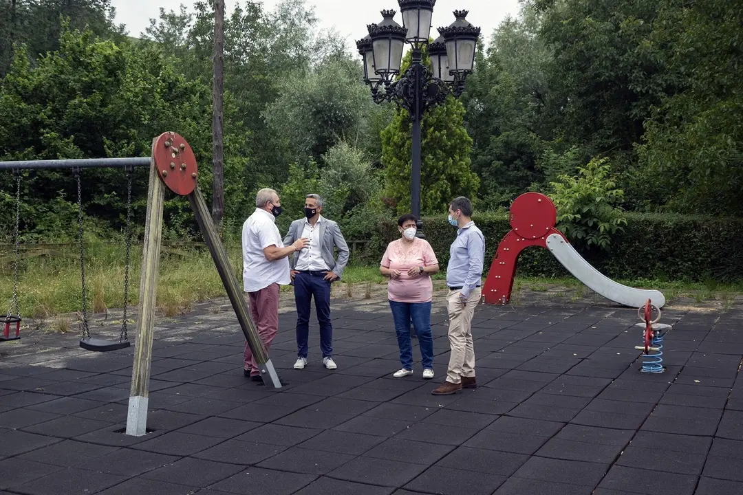 El Vicepresidente Y Consejero De Universidades, Igualdad, Cultura Y Deporte, Pablo Zuloaga, Visita El Parque Infantil De Cotillo