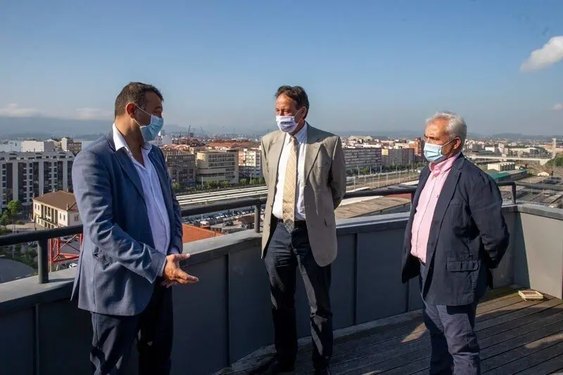 El consejero y el alcalde analizan el proyecto de ampliaci&oacute;n del puerto deportivo de Pedre&ntilde;a