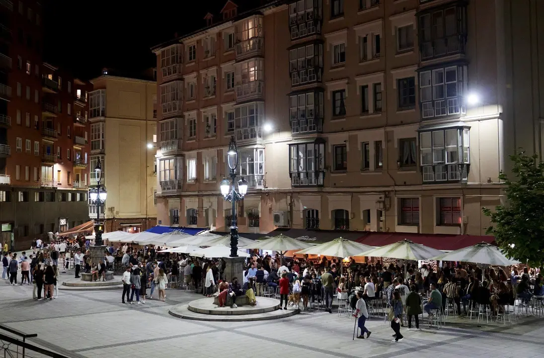 Archivo - Ambiente en una calle de bares de Santander, antes de su cierre a medianoche
