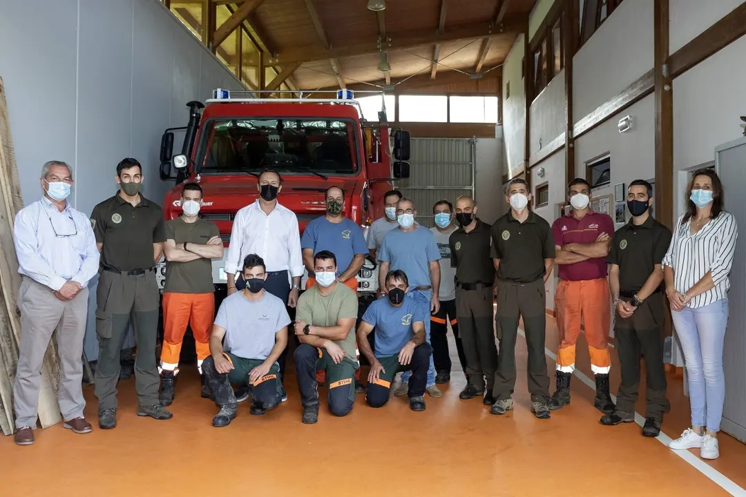 El consejero de Desarrollo Rural, Ganader&iacute;a, Pesca, Alimentaci&oacute;n y Medio Ambiente, Guillermo Blanco, visita la nave de la Comarca Forestal 3 en Puentenansa.