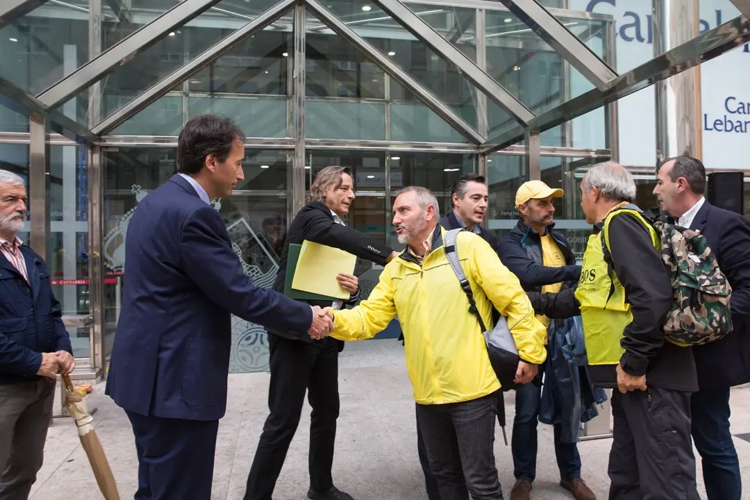 Archivo - Gochicoa saluda al portavoz de Ama en presencia de afectados por derribos