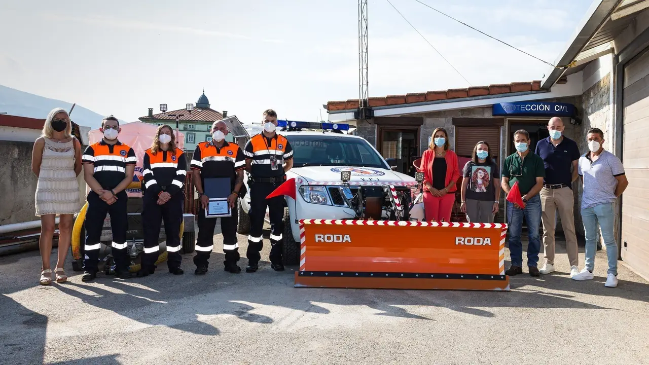 La consejera de Presidencia, Interior, Justicia y Acci&oacute;n Externo, Paula Fern&aacute;ndez Via&ntilde;a, recibe a la nueva agrupaci&oacute;n de Protecci&oacute;n Civil y hace entrega de nuevo material.