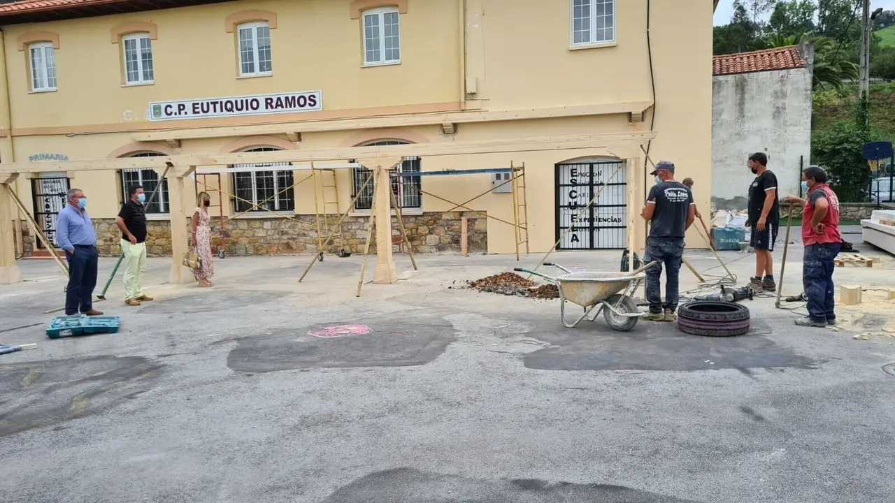 Construicci&oacute;n de un porche cubierto en el colegio Eutiquio Ramos de Parbay&oacute;n