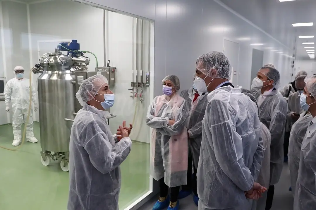 Archivo - Pedro S&aacute;nchez visita a las instalaciones de producci&oacute;n de HIPRA