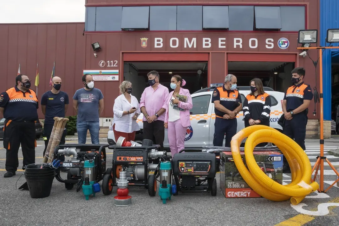 La Consejera De Presidencia, Interior, Justicia Y Acci&oacute;n Externo, Paula Fern&aacute;ndez Via&ntilde;a, Hace Entrega De Nuevo Material A La Agrupaci&oacute;n De Protecci&oacute;n Civil De Camargo.