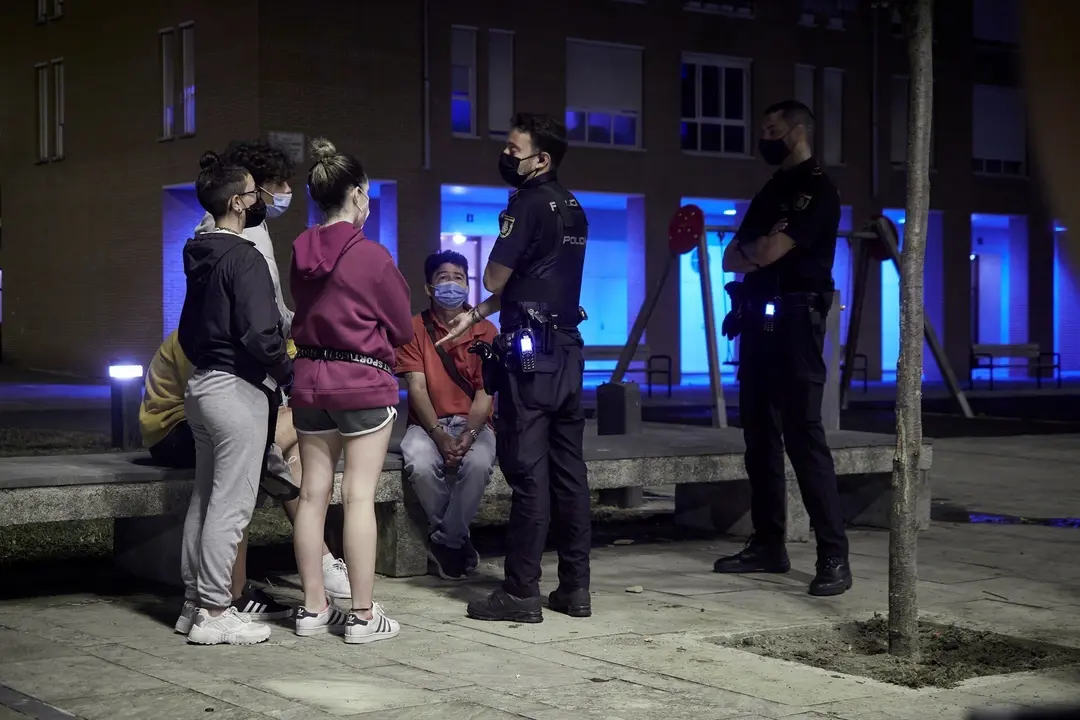 Agentes de la Polic&iacute;a Nacional patrullan por la ciudad de Pamplona, advirtiendo de la entrada en vigor del toque de queda en Navarra, a 24 de julio de 2021, en Pamplona, Navarra (Espa&ntilde;a). 