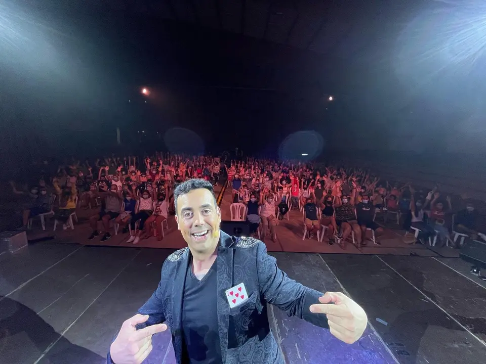 El mago santanderino Ra&uacute;l Alegr&iacute;a en el Festival Internacional de la Magia y el Circo de Noja.