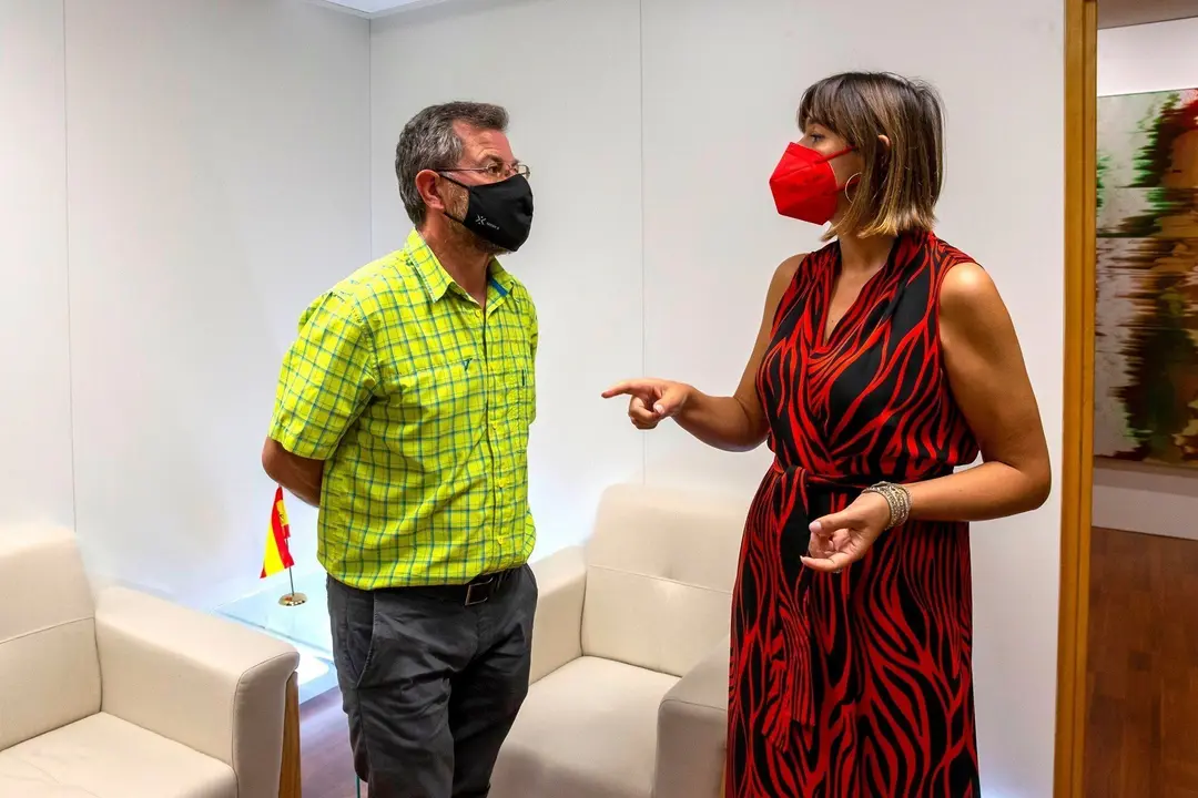 La consejera de Econom&iacute;a y Hacienda, Mar&iacute;a S&aacute;nchez, se re&uacute;ne con el alcalde de Tresviso, Francisco Javier Campo.