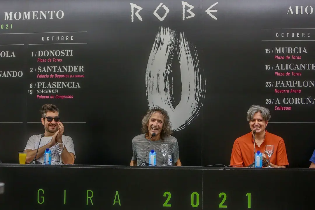 El cantante de Extremoduro, Robe Iniesta (c) junto dos miembros de su banda, durante una rueda de prensa en el C&iacute;rculo de Bellas Artes, a 11 de agosto de 2021, en Madrid, (Espa&ntilde;a). Durante la rueda de prensa, el guitarrista, cantante y compositor de Extre