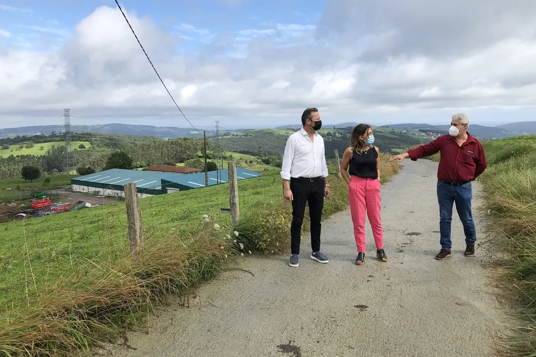 El Consejero De Desarrollo Rural, Ganader&iacute;a, Pesca, Alimentaci&oacute;n Y Medio Ambiente, Guillermo Blanco, Visita La Mejora Del Camino Campo La Cruz