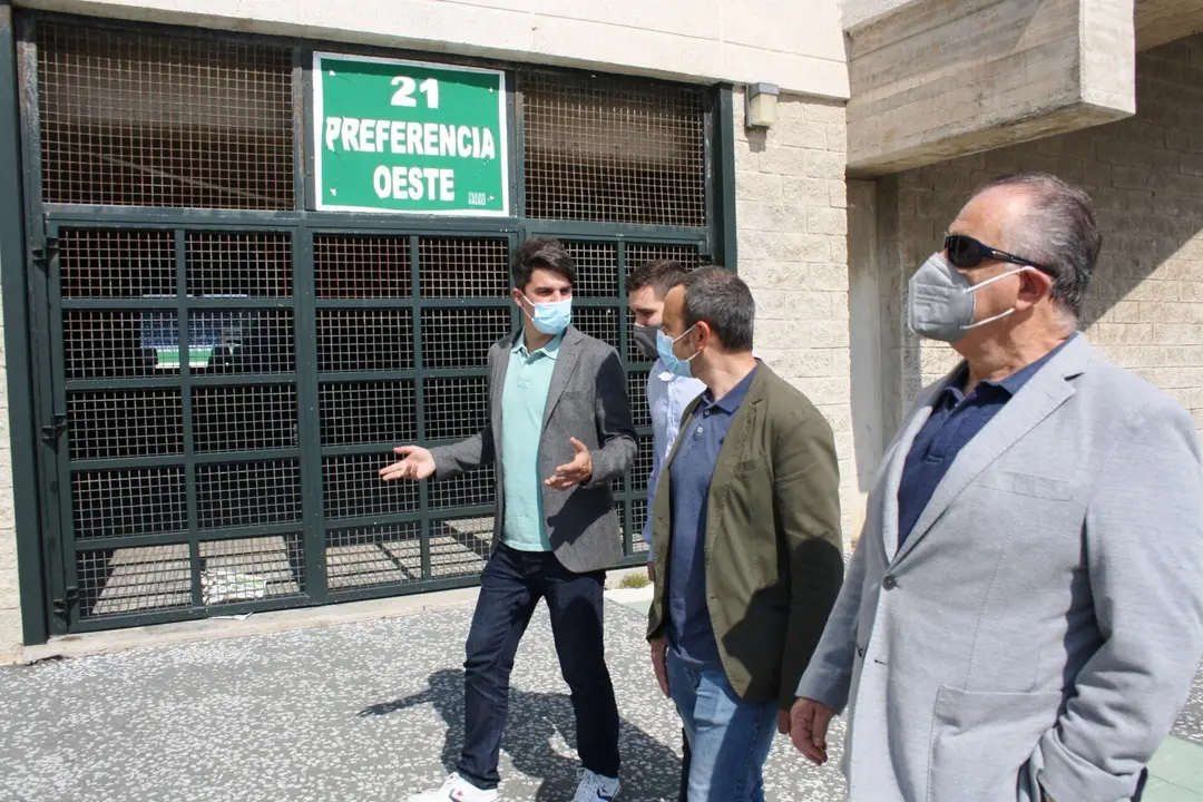 Archivo - El portavoz del grupo socialista en el Ayuntamiento de Santander, Daniel Fern&aacute;ndez, se re&uacute;ne con representantes de AUPA