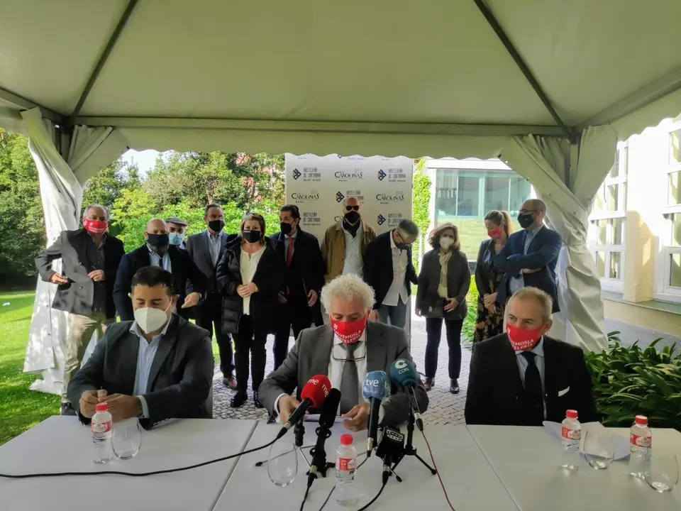 Archivo - El presidente de la Asociaci&oacute;n Empresarial de Hosteler&iacute;a de Cantabria (AEHC) , &Aacute;ngel Cuevas,, acompa&ntilde;ado por la Junta permanente de la asociaci&oacute;n. Archivo