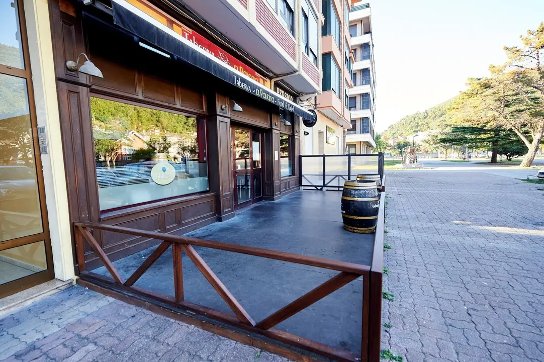 Archivo - Bar cerrado durante el primer d&iacute;a de confinamiento relativo en el municipio de Santo&ntilde;a, Cantabria (Espa&ntilde;a).- Archivo.