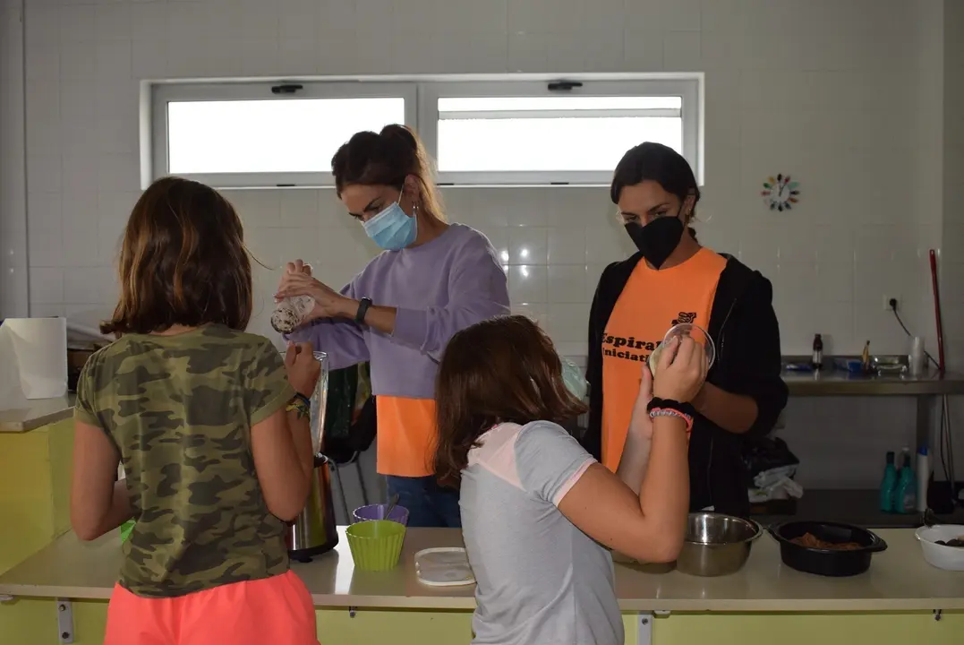Participantes en el programa de ocio estival del Ayuntamiento de Pi&eacute;lagos 'Verano de colores'.
