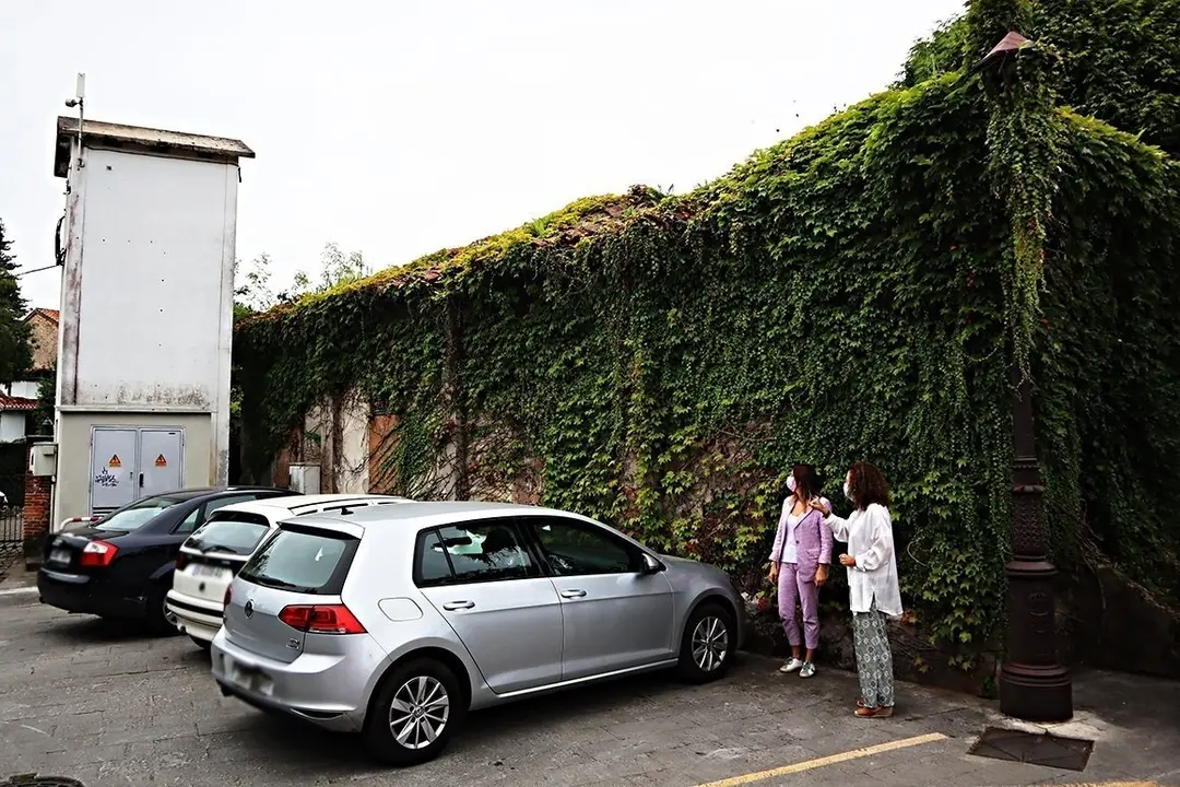 La alcaldesa, Mar&iacute;a Teresa Noceda Llano, junto a la concejala, Mirta Pe&ntilde;a Merino, visitan la edificaci&oacute;n.