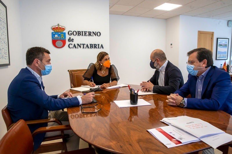 La consejera de Presidencia, Paula Fernández Viaña, en la reunión con los miembros de la Fundación Tutelar Cantabria.