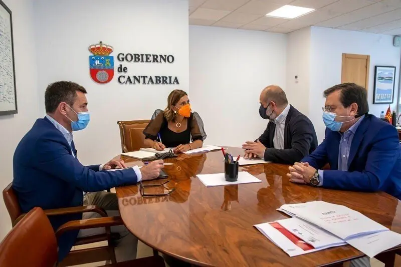 La consejera de Presidencia, Paula Fern&aacute;ndez Via&ntilde;a, en la reuni&oacute;n con los miembros de la Fundaci&oacute;n Tutelar Cantabria.