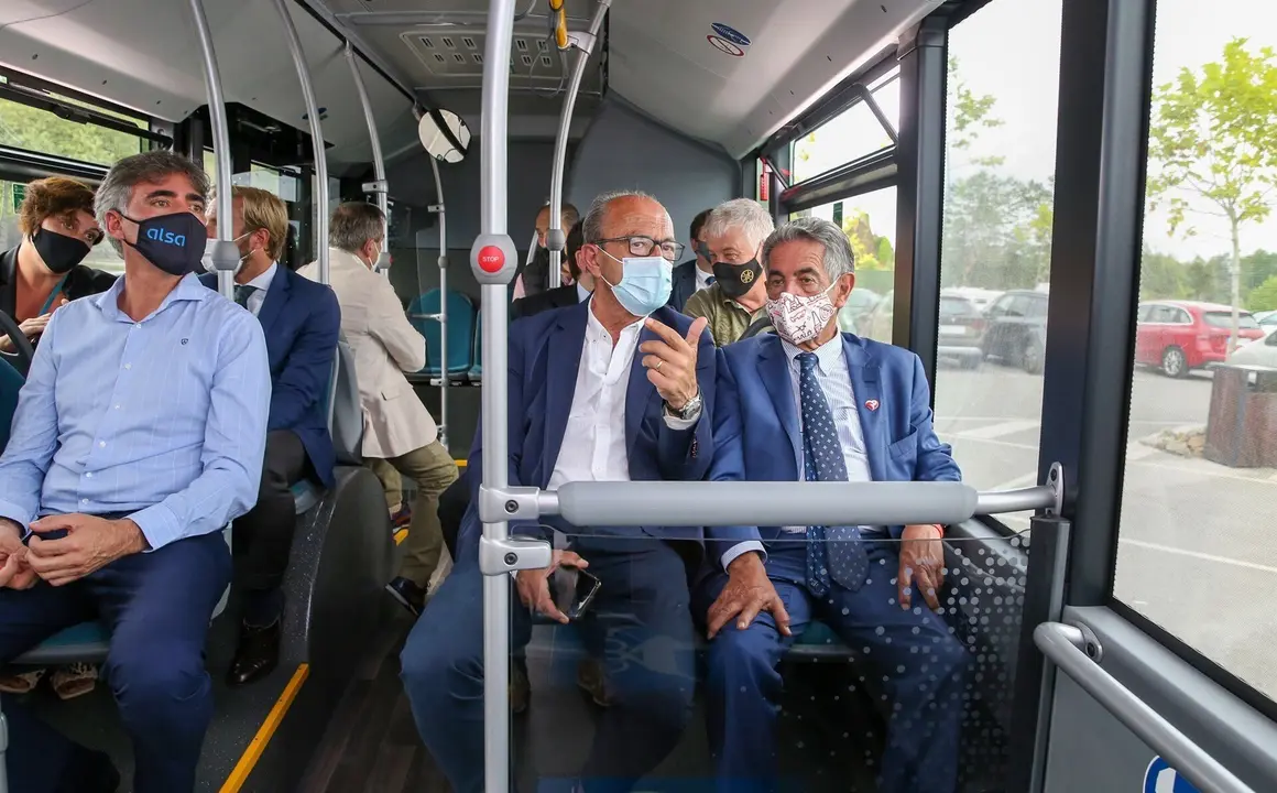 El presidente de Cantabria, Miguel &Aacute;ngel Revilla, junto con el consejero de Industria, Turismo, Innovaci&oacute;n, Transporte y Comercio, Javier L&oacute;pez Marcano, presentan el nuevo 'ecobus' del parque.