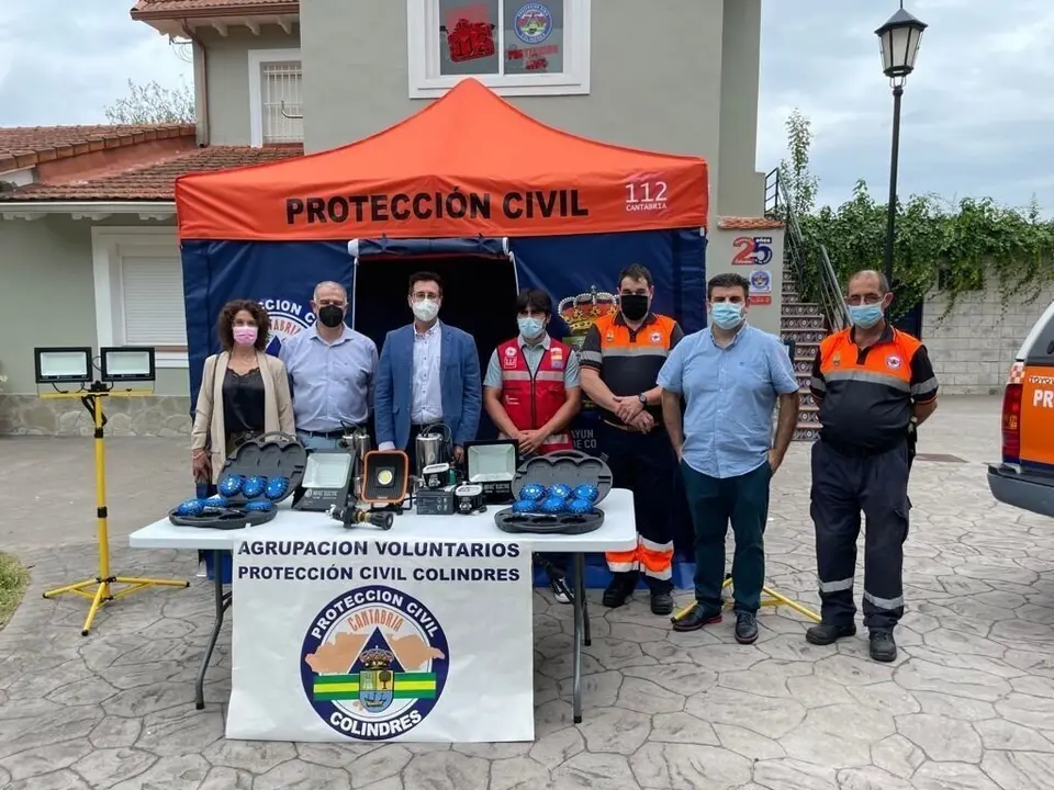 Entrega de material a Protecci&oacute;n Civil.