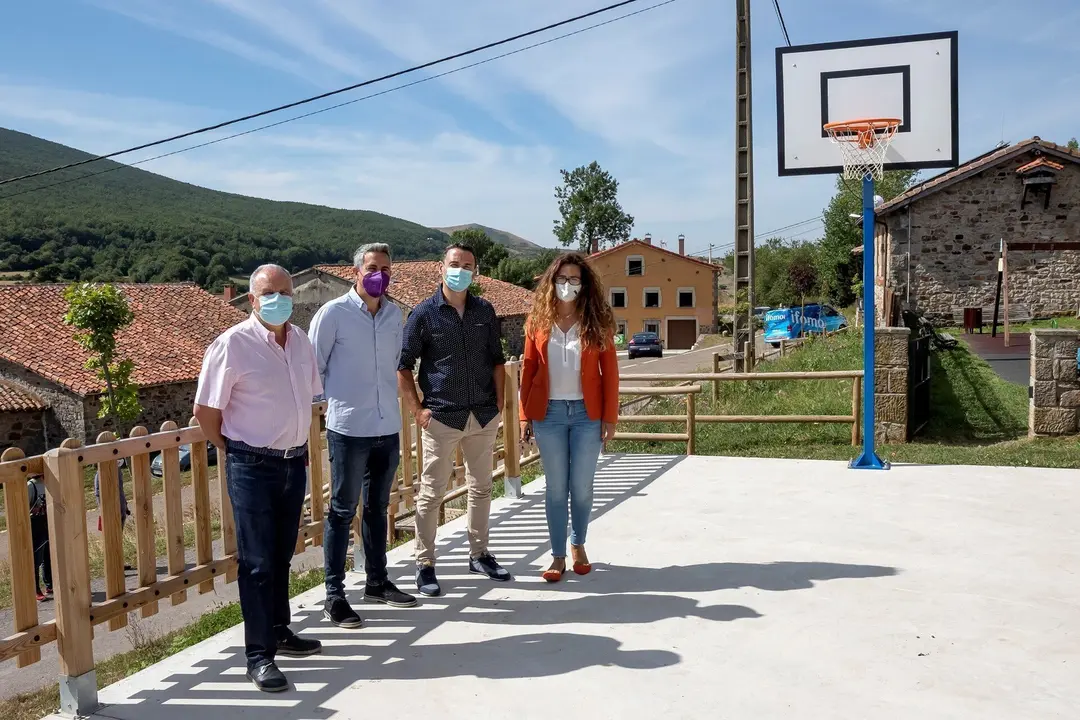 El vicepresidente y consejero de Universidades, Igualdad, Cultura y Deporte, Pablo Zuloaga, visita las obras realizadas en las instalaciones deportivas de esta localidad.