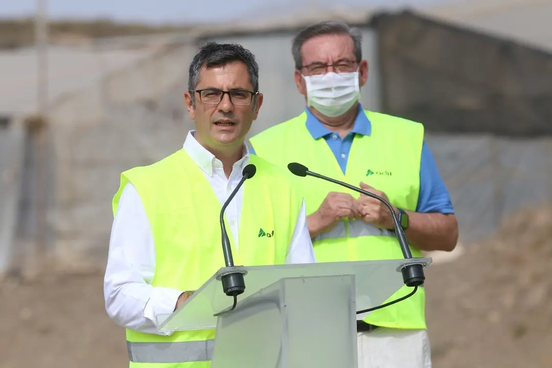 El ministro de la Presidencia, Relaciones con las Cortes y Memoria Democr&aacute;tica, F&eacute;lix Bola&ntilde;os, este viernes en su atenci&oacute;n a los medios tras visitar las obras de la L&iacute;nea Alta Velocidad Almer&iacute;a-Murcia.