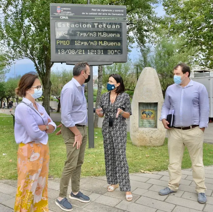 Blanco e Igual junto al panel de calidad del aire del parque de Mesones en Santander