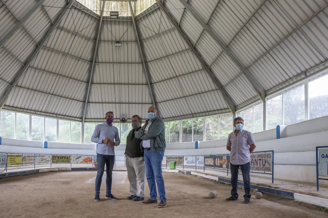 El vicepresidente y consejero de Universidades, Igualdad, Cultura y Deporte, Pablo Zuloaga, visita las obras de acondicionamiento de la bolera cubierta de Pesquera
