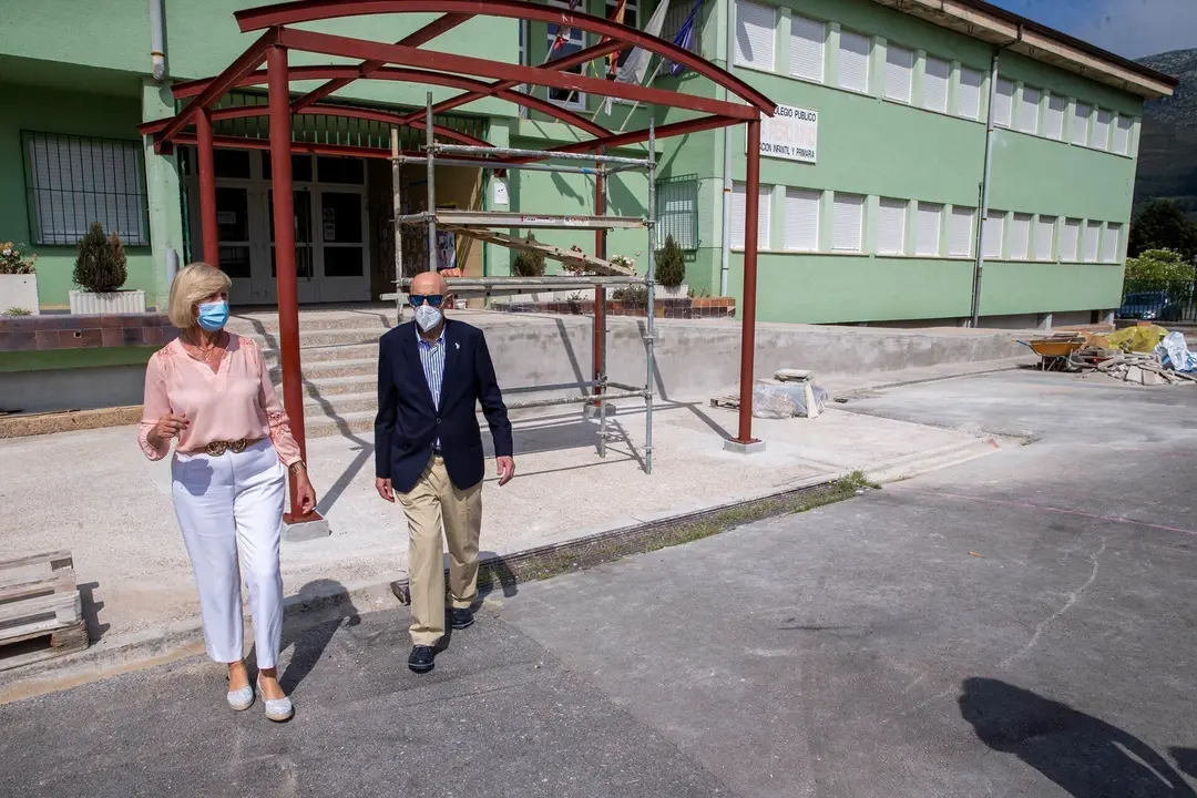 La consejera de Educaci&oacute;n y Formaci&oacute;n Profesional, Marina Lomb&oacute;, visita las obras de mejora del CEIP Pero Ni&ntilde;o.