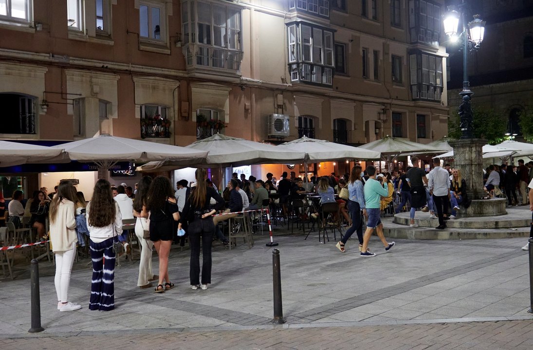 Archivo - Ambiente en una calle de bares de Santander, antes de su cierre a medianoche.- Archivo