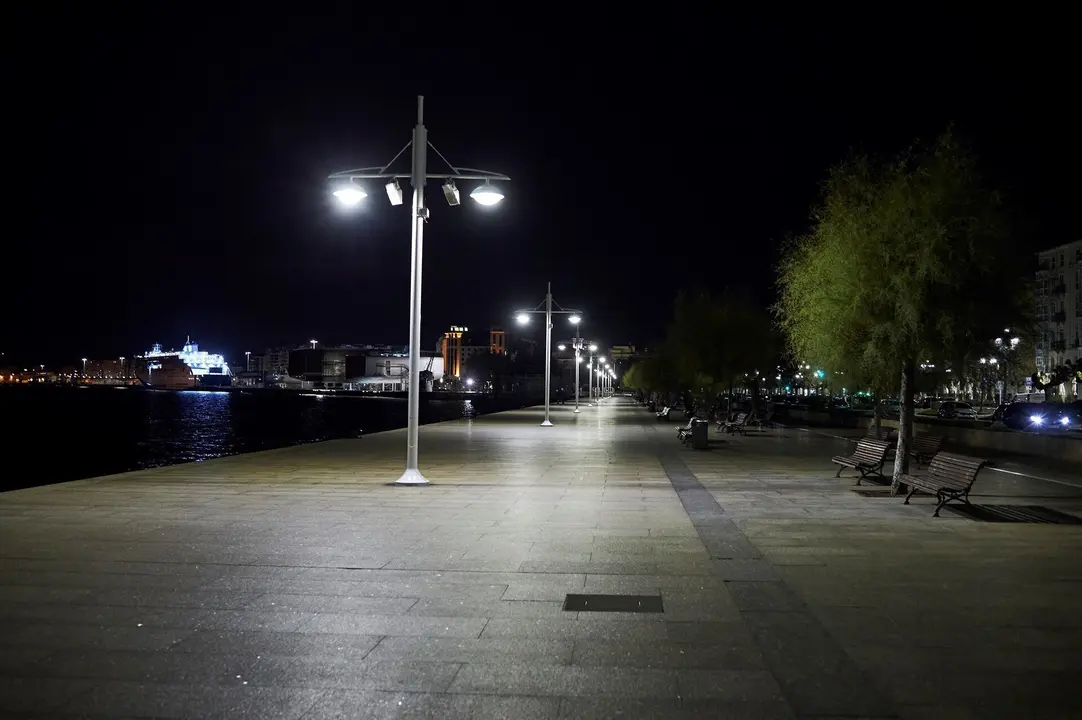 Archivo - Paseo mar&iacute;timo minutos antes de la segunda noche de toque de queda, en Santander, Cantabria (Espa&ntilde;a).- Archivo