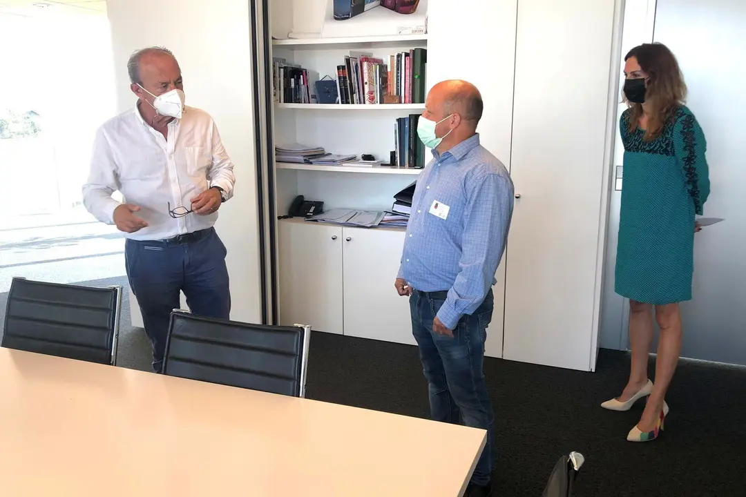 El consejero de Industria, Turismo, Innovaci&oacute;n, Transporte y Comercio, Javier L&oacute;pez Marcano, recibe a responsables de la Mancomunidad Molledo-Arenas y B&aacute;rcena.