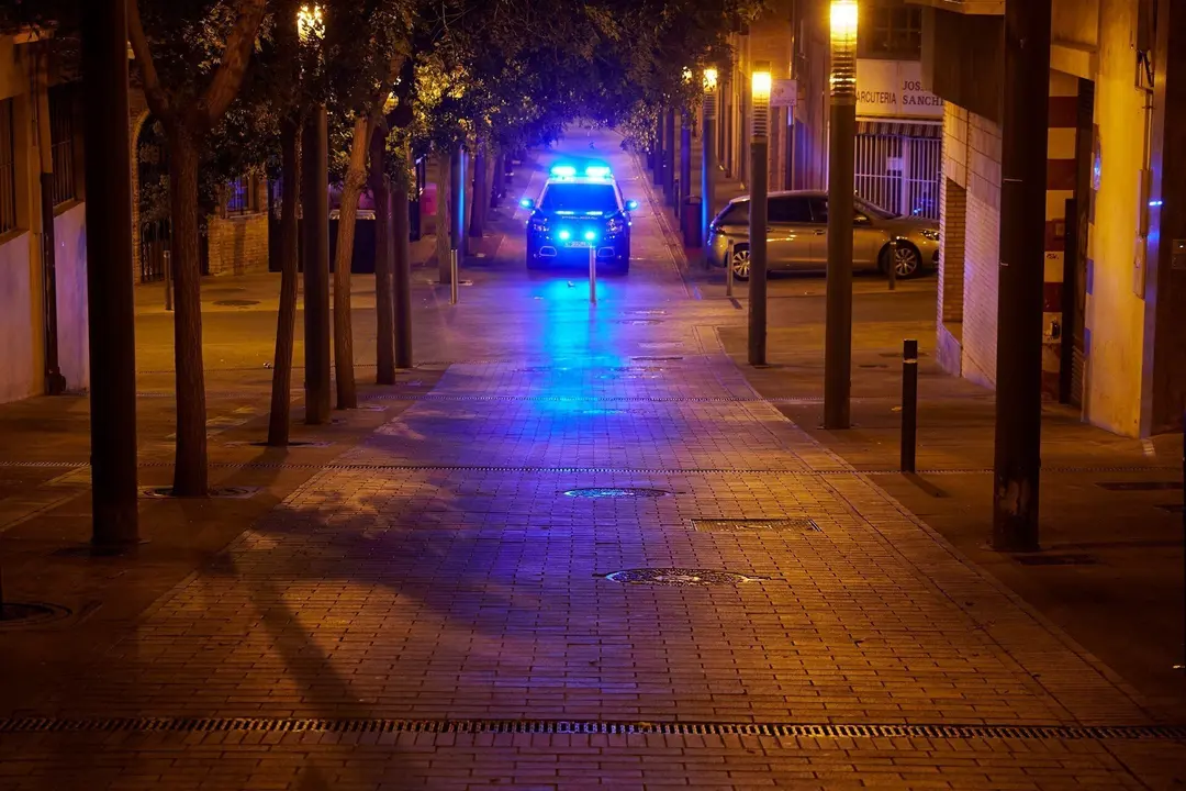 Coche de la Polic&iacute;a Nacional patrulla por la ciudad de Pamplona, durante la primera noche de entrada en vigor del toque de queda en Navarra, a 24 de julio de 2021, en Pamplona, Navarra (Espa&ntilde;a). 