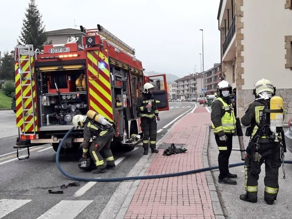 Bomberos extinguen un incendio en la cocina de un restaurante.