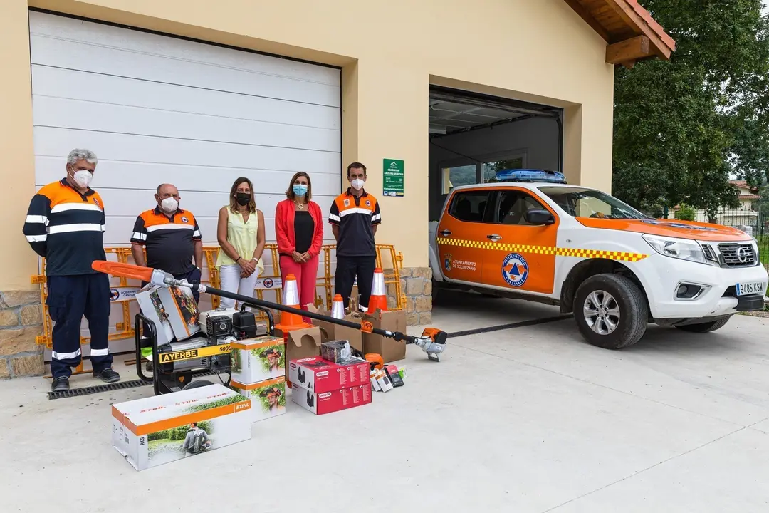 La consejera de Presidencia, Interior, Justicia y Acci&oacute;n Exterior, Paula Fern&aacute;ndez Via&ntilde;a, hace entrega de nuevo material a la agrupaci&oacute;n de Protecci&oacute;n Civil.