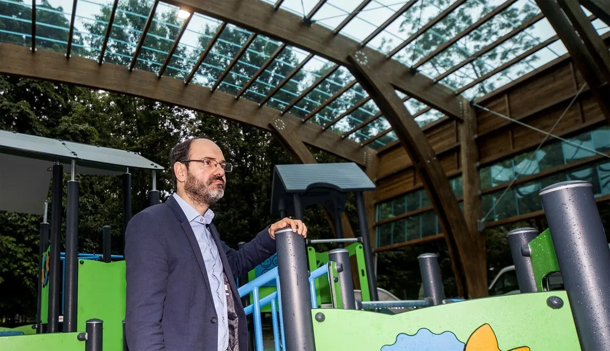 Urraca en el parque infantil cubierto.