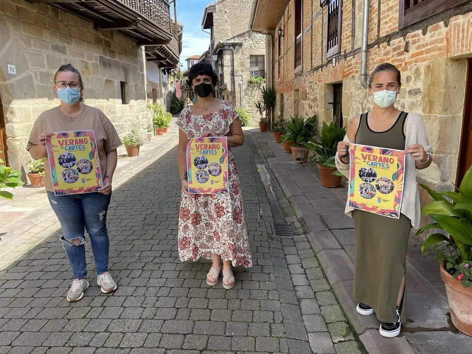 Melisa Saiz, concejala de Cultura y Turismo; Lorena Cueto, alcaldesa en funciones de Cartes; y Sandra Mart&iacute;nez, concejala de Festejos y Mercados.