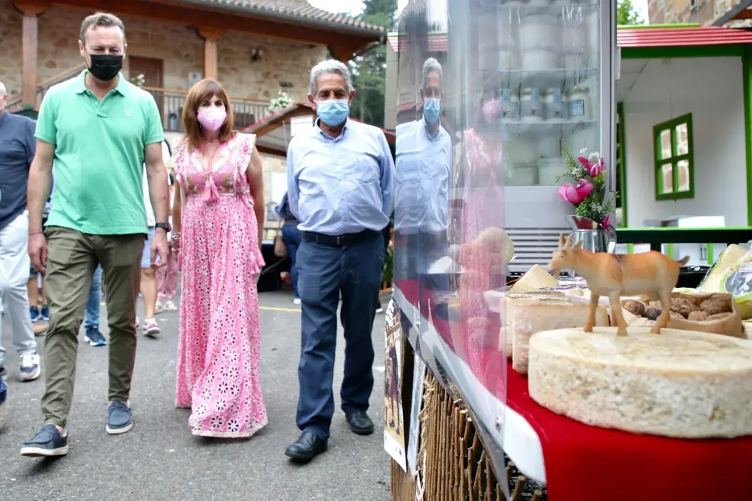 El presidente de Cantabria, Miguel &Aacute;ngel Revilla, el consejero de Medio Rural, Guillermo Blanco, y la consejera de Empleo, Ana Bel&eacute;n &Aacute;lvarez, en la XXVI Feria Internacional del Queso Artesano de Pesquera.
