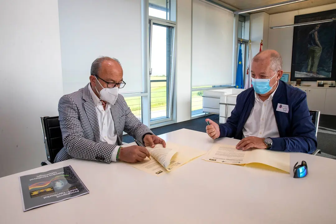 El Consejero De Industria, Turismo, Innovaci&oacute;n, Transporte Y Comercio, Javier L&oacute;pez Marcano, Firma Un Protocolo Con Representantes De La OMTE.