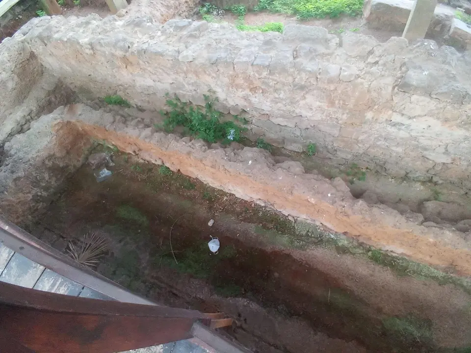 Basura en las ruinas romanas del cementerio del Alto Malia&ntilde;o.