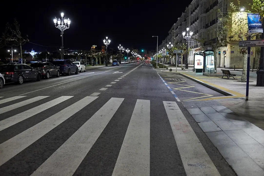 Archivo - Paseo Pereda minutos antes de la segunda noche de toque de queda, en Santander.- Archivo.