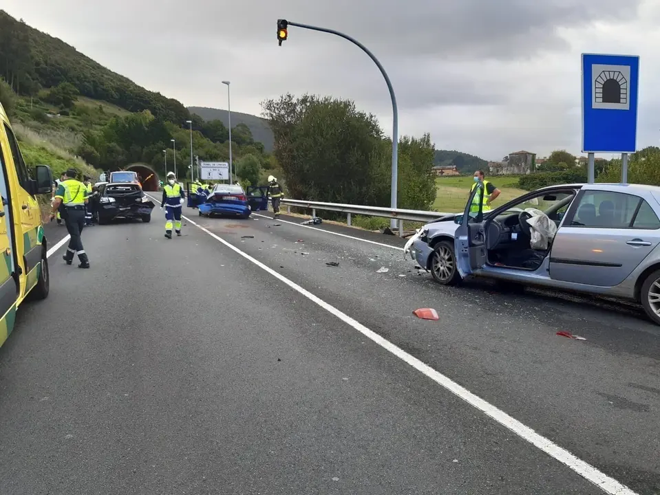 Colisi&oacute;n de tres veh&iacute;culos.
