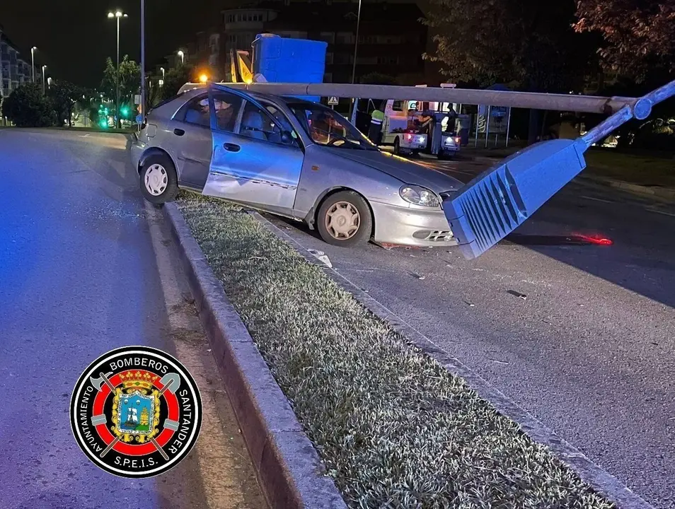 Un turismo choca contra una farola en la calle Jos&eacute; Mar&iacute;a Coss&iacute;o.