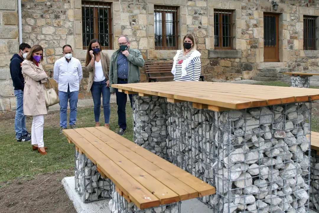 La consejera de Presidencia, Interior, Justicia y Acci&oacute;n Exterior, Paula Fern&aacute;ndez Via&ntilde;a, visita las obras realizadas por la Consejer&iacute;a en el municipio.