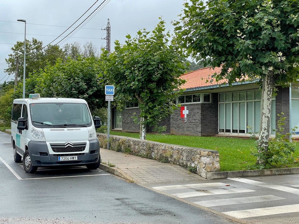 Taxi frente a un centro de salud de Polanco