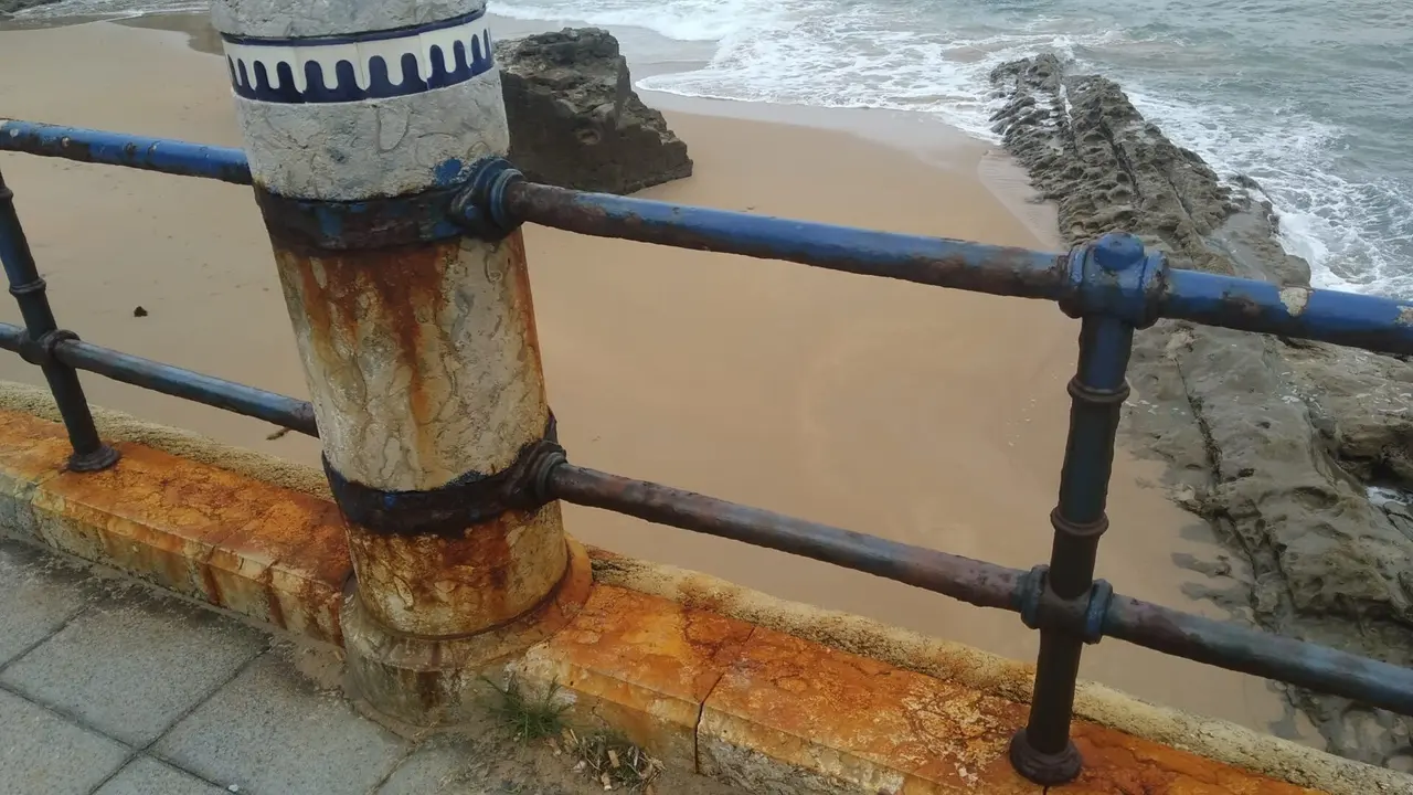 Barandillas oxidadas en El Sardinero