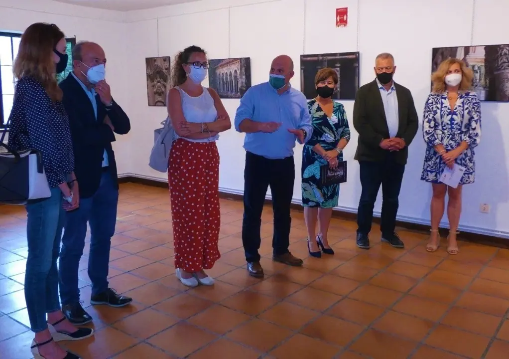 Presentaci&oacute;n de la exposici&oacute;n 'El valor de lo &uacute;nico', de Ana Santamatilde.