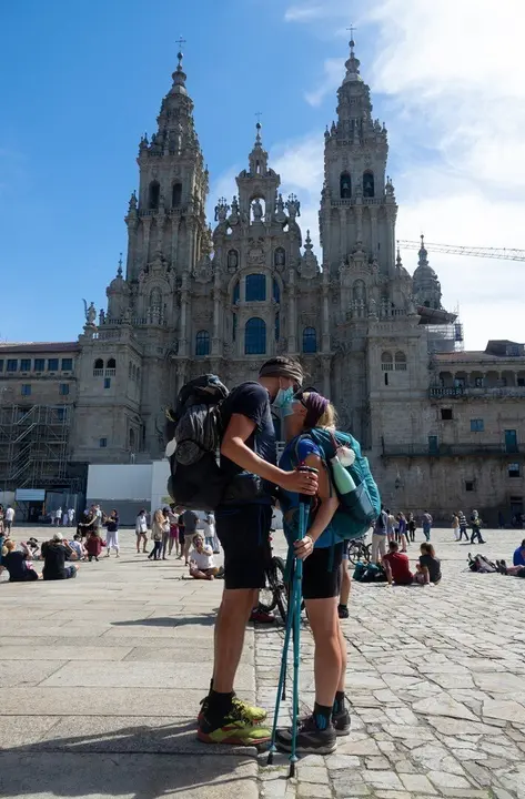 Archivo - Una pareja de peregrinos italianos se besan al llegar a la Plaza del Obradoiro, despu&eacute;s de haber completado todos el recorrido del "camino franc&eacute;s", en el primer verano de la pandamia Covid-19, Santiago de Compostela 26 de agosto del 2020