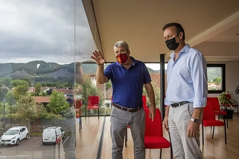 10:00 horas. Ayuntamiento de Liendo
El consejero de Desarrollo Rural Ganader&iacute;a, Pesca, Alimentaci&oacute;n y Medio Ambiente,
Guillermo Blanco, realiza una visita institucional al ayuntamiento de Liendo
17 de agosto de 2021
Fotograf&iacute;a: Silvia Bouzo