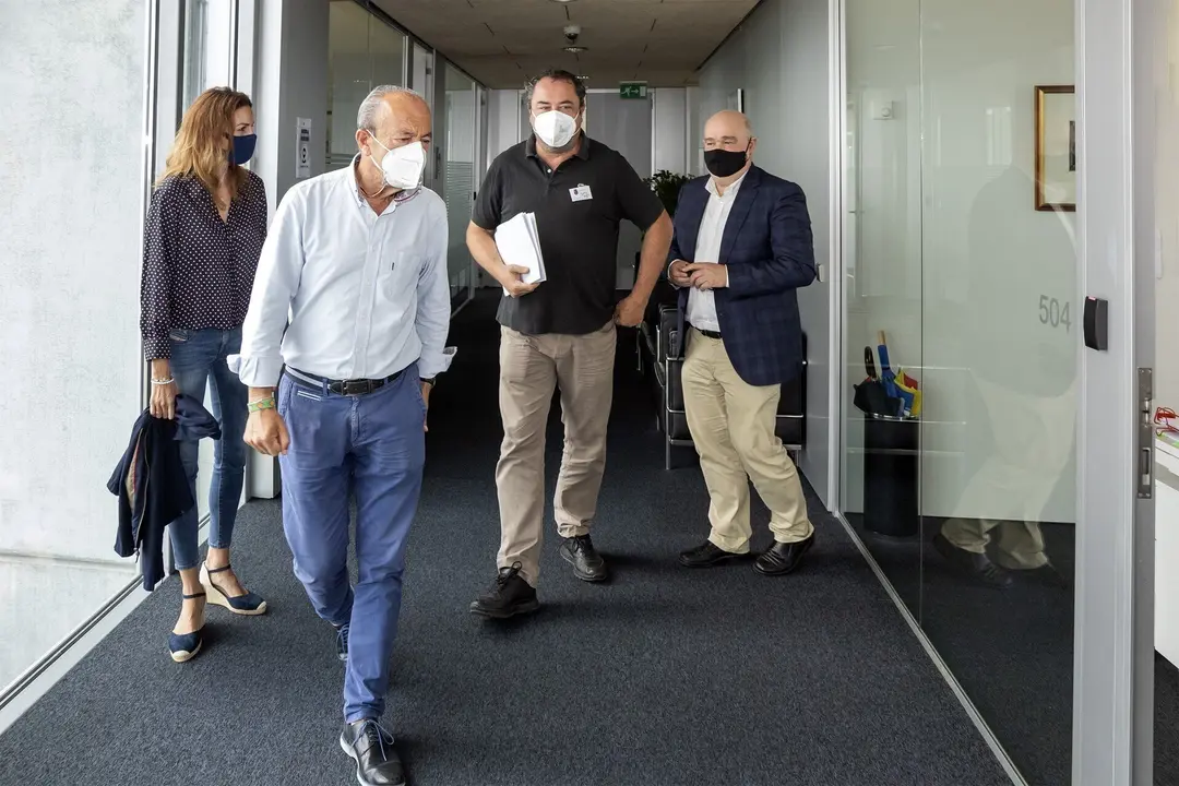 El consejero de Industria, Innovaci&oacute;n, Turismo, Transporte y Comercio, Javier L&oacute;pez Marcano, recibe al alcalde de Penagos.