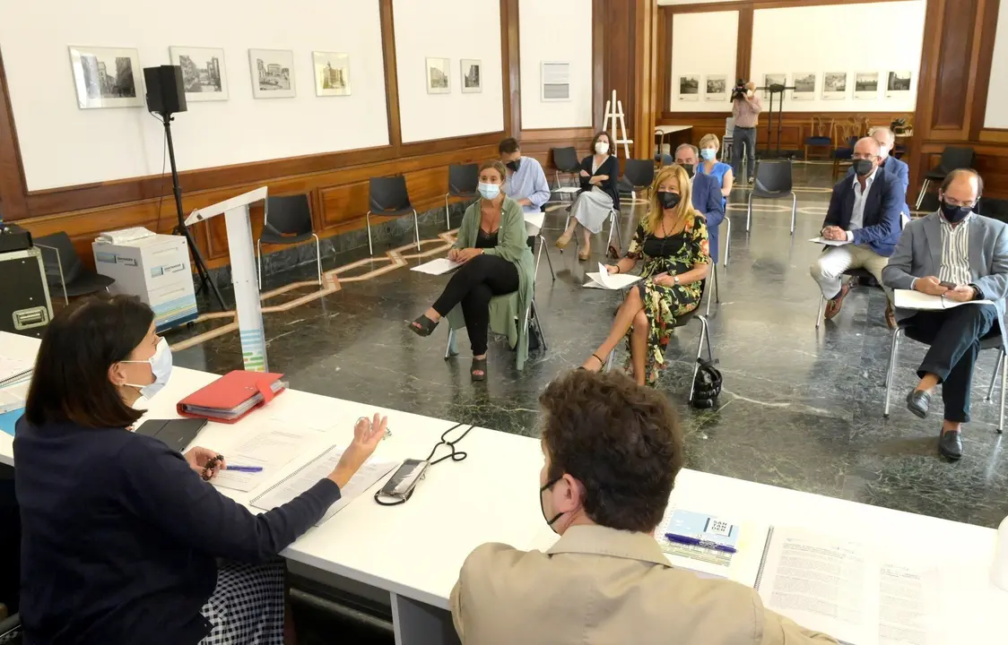 La alcaldesa presenta ayudas a empresarios y aut&oacute;nomos